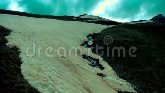 山涧源头山顶积雪融化视频的预览图