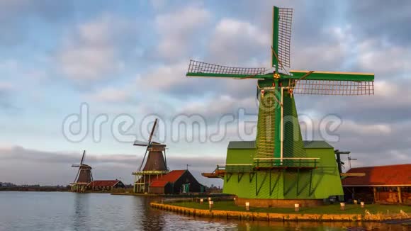 ZaanseSchans在Zaandam附近保存完好的历史风车的时间间隔视频的预览图