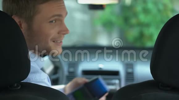显示付款终端非接触式交易服务的英俊出租车司机视频的预览图