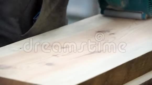 工人们正在用一台机器打磨一块木头视频的预览图