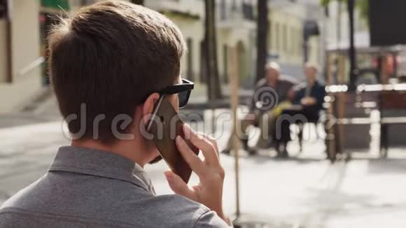 欧洲商人在阳光明媚的城市大街上用手机聊天视频的预览图
