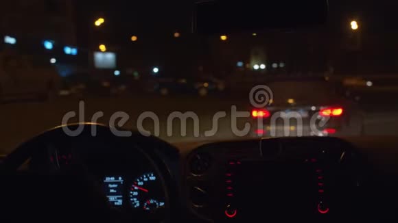 夜间驾驶POV仪表板灯亮了视频的预览图