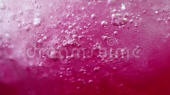 饮料细节中抽象的美一杯冰红汽水和冷风吹拂视频的预览图