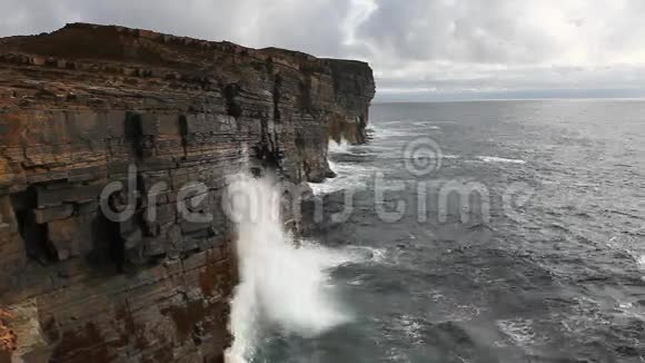 巨大的海浪撞击着奥克尼的海崖视频的预览图