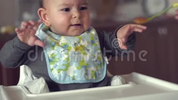 可爱的宝宝不想吃她的食物勺子喂妈妈问题固体慢动作视频的预览图
