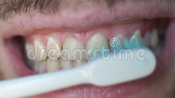 一群白人用电动牙刷刷牙人刷牙时张开嘴视频的预览图