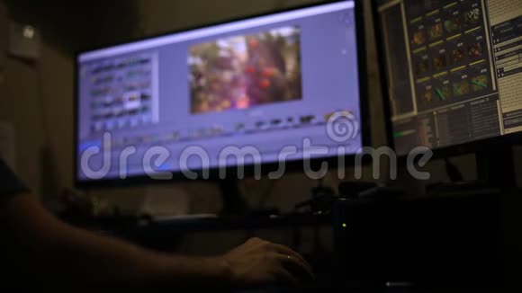 一个留着胡子的男人在节目中编辑视频坐在两台显示器前喝着铁杯里的咖啡视频的预览图