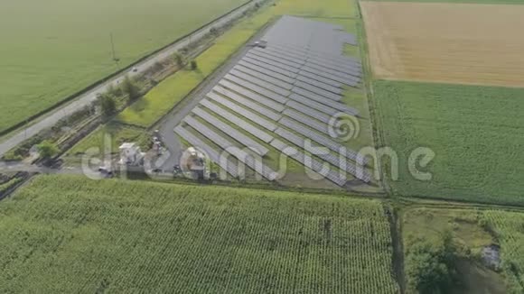 太阳能电池板鸟瞰图农业领域旁边的太阳能电池板可再生能源视频的预览图