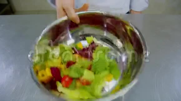 厨师把沙拉混合在一起视频的预览图