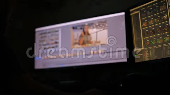 一个留着胡子的男人在节目中编辑视频坐在两台显示器前喝着铁杯里的咖啡视频的预览图