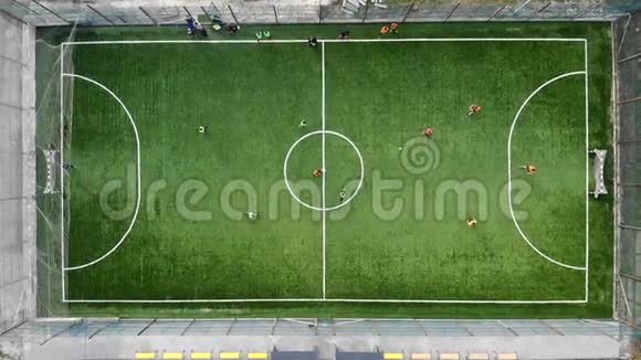 足球比赛的开始和进球从顶部观看的足球空中射击比赛视频的预览图