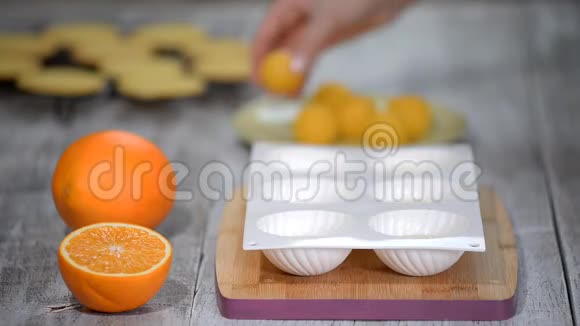 一步一步用橘子馅做现代摩丝蛋糕视频的预览图