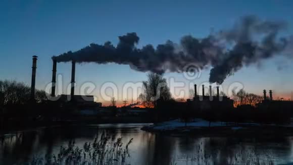 时光流逝工业厂房管道的空气污染视频的预览图