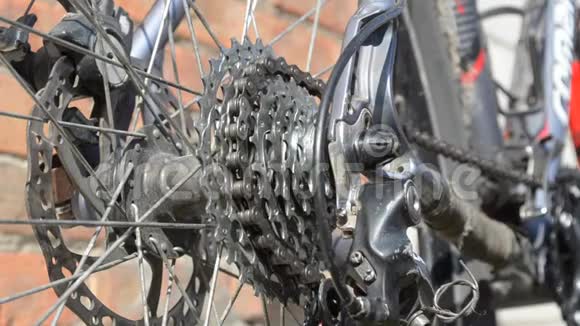 旧灰色自行车后轮带齿轮和链条的新盒式磁带视频的预览图