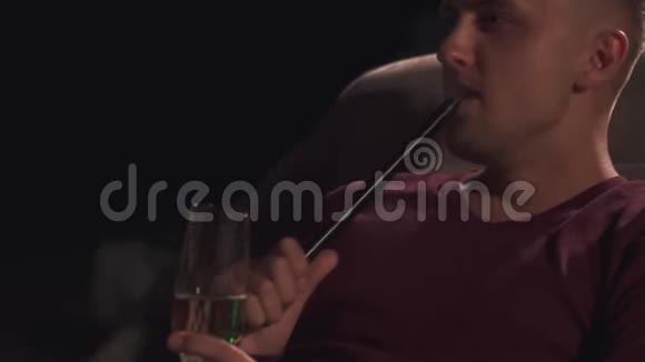 帅哥拿着一杯香槟抽着一个钩子视频的预览图