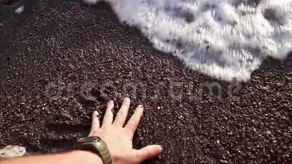 用慢动作运动手表触摸海水和沙子旅行和海上假期的概念视频的预览图