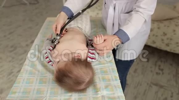 儿科医生在医院用听诊器检查新生儿男孩视频的预览图