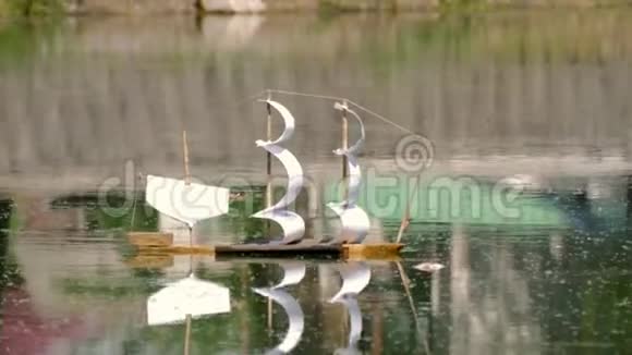 玩具帆船漂浮在水面上视频的预览图