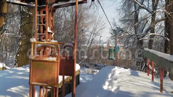 被遗弃的悬浮道路覆盖在雪中视频的预览图