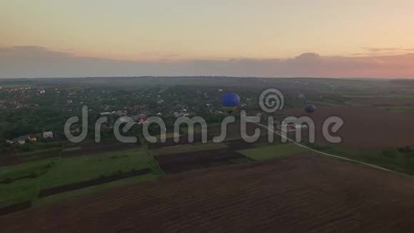 空中气球飞过农村地区和小村庄视频的预览图