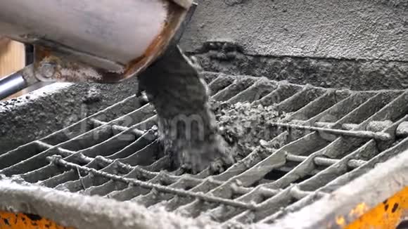混凝土搅拌机的混凝土进入混凝土给料机混凝土颗粒缓慢移动的特写镜头视频的预览图