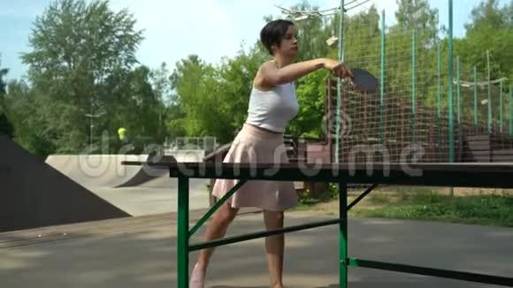带球拍乒乓球的女人视频的预览图