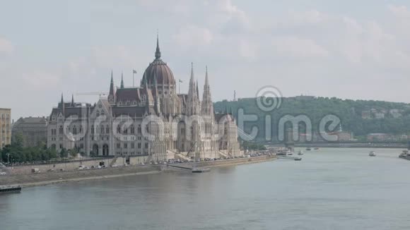 多瑙河码头上的匈牙利议会大厦视频的预览图