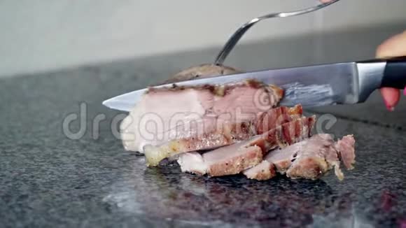 厨师切肉牛肉片为烹饪做准备视频的预览图