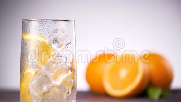 一杯橘子柠檬汁视频的预览图