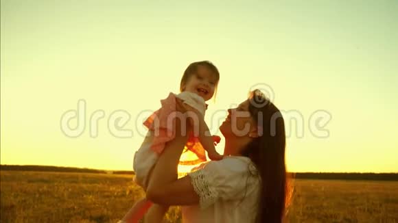 快乐妈妈和孩子一起玩妈妈把宝宝抛在空中快乐的孩子笑着快乐慢镜头拍摄视频的预览图