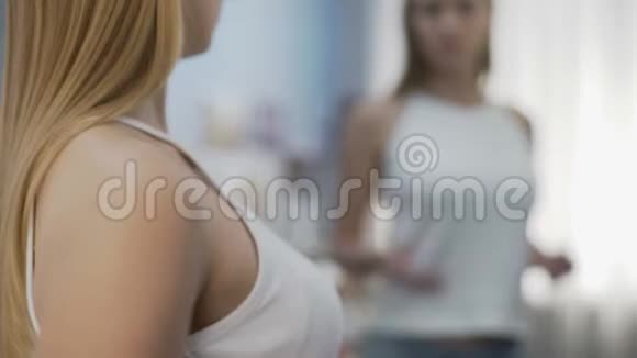 年轻女性照镜子检查乳房癌症自我检查健康危险视频的预览图