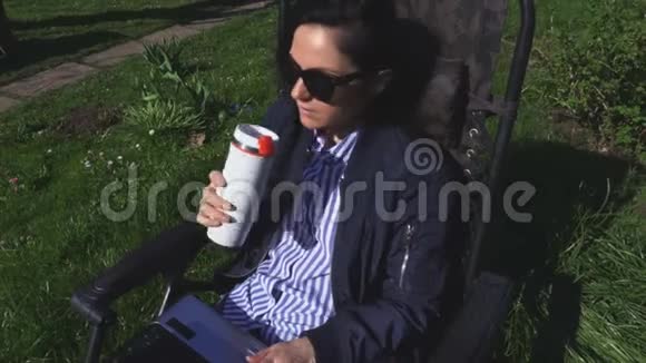 喝咖啡用电脑的女人视频的预览图