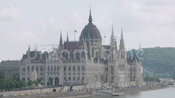 匈牙利国会大厦在布达佩斯多瑙河畔黄昏视频的预览图