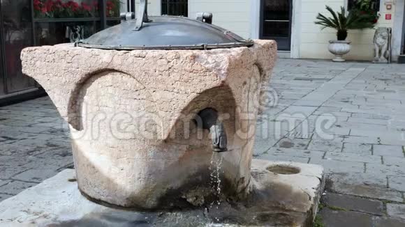 威尼斯古老的传统水井倒水视频的预览图