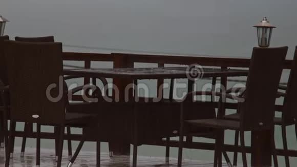 4下大雨水滴落在咖啡馆桌子上视频的预览图