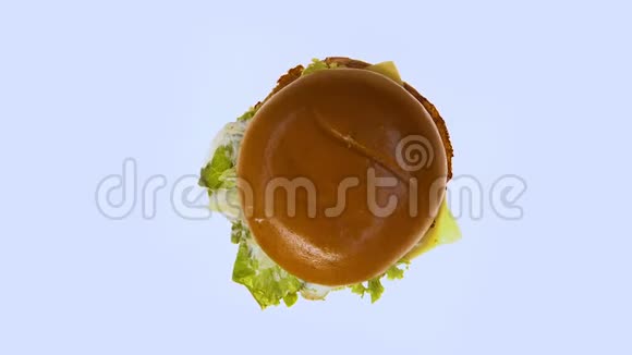 白色背景下旋转的脂肪汉堡不健康的垃圾食品俯视图视频的预览图