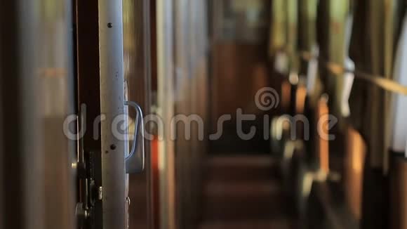 火车车厢里空空荡荡的走廊阳光透过窗户照进来视频的预览图