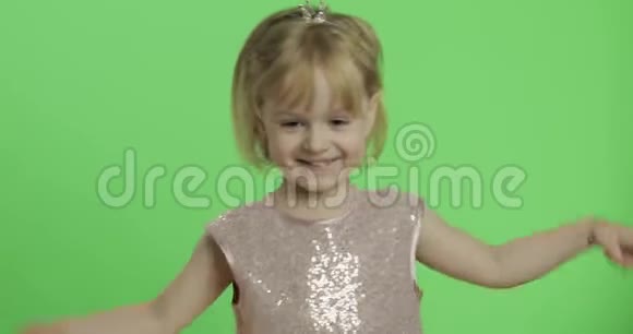 穿着光滑裙子跳舞的女孩快乐的四岁孩子色度键视频的预览图
