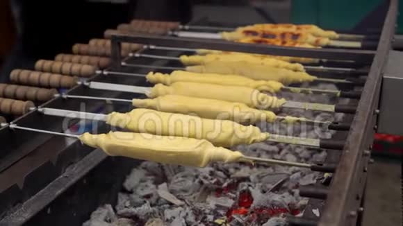 格鲁吉亚传统菜肴卡查普里糕点与奶酪旋转的串烧烤架上烹饪食物视频的预览图