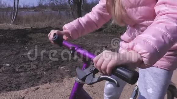 小女孩手上骑自行车视频的预览图