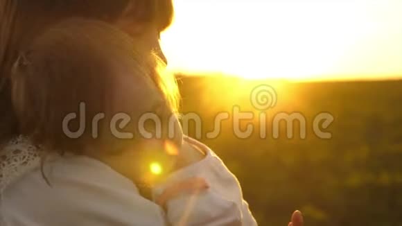 小童抱着姐姐睡在夕阳的金色光芒里视频的预览图