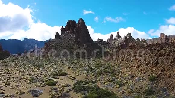 西班牙特内里费岛岩石地形上绚丽多彩的风景空中拍摄视频的预览图