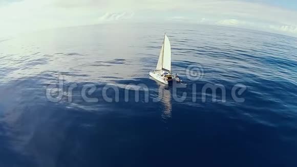 令人惊叹的白色游艇出海人们在绳索上摇摆在水中跳跃空中射击视频的预览图