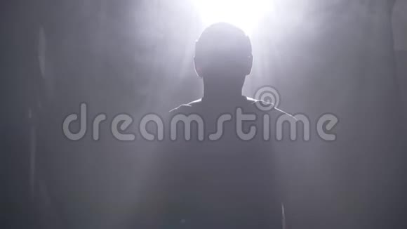 篮球运动员准备去操场穿过漆黑的迷雾房间视频的预览图