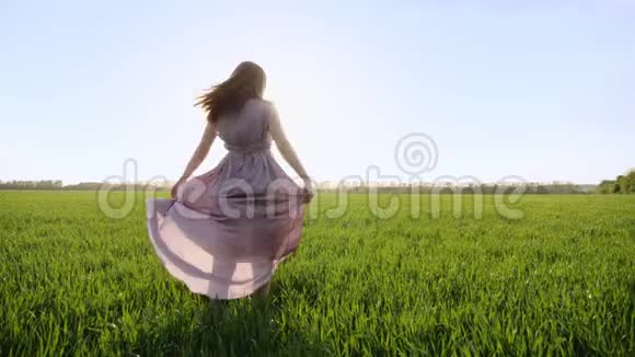 穿紫色裙子的可爱女孩在镜头前摆姿势视频的预览图