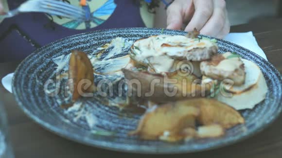 酱炒土豆和肉用叉子在陶器上以乡村风格食用视频的预览图