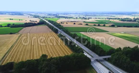 在繁忙的高速公路上拍摄视频的预览图