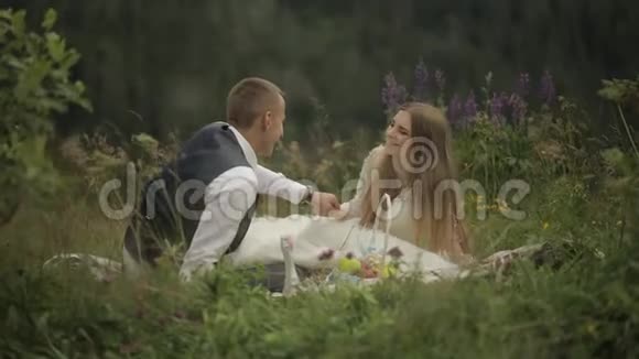 新郎新娘在山上野餐新婚夫妇家庭视频的预览图