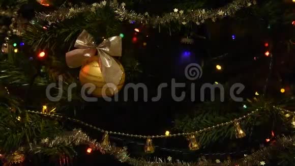 圣诞树的光和球圣诞节和新年树装饰和照明视频的预览图