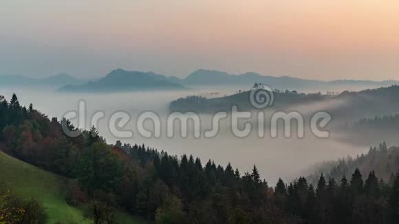 黎明时分山顶和山谷上空的全景雾状景观斯洛文尼亚舞雾视频的预览图